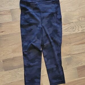 LIKE NEW Lululemon Cropped Leggings Size 8 - Black Camo With Pockets